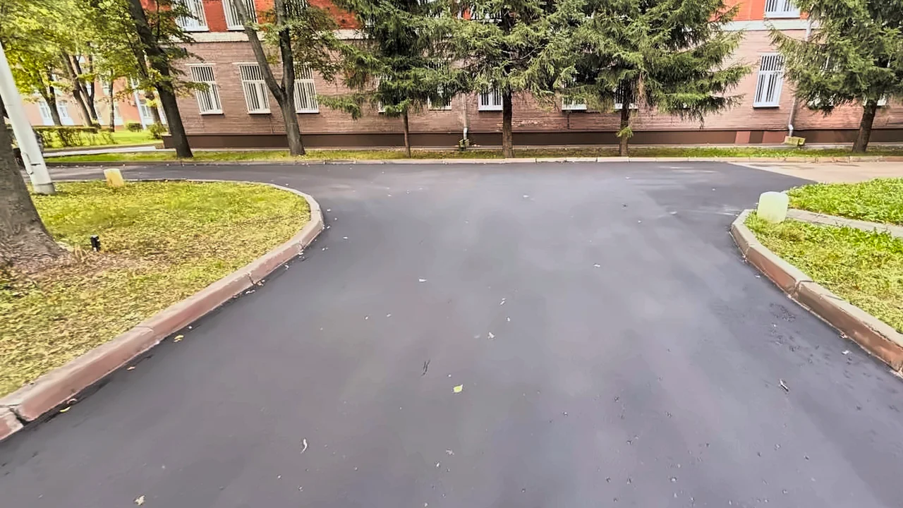 Развилка асфальтовых проездов с радиусными бордюрами у корпуса — ASFALT-MSK