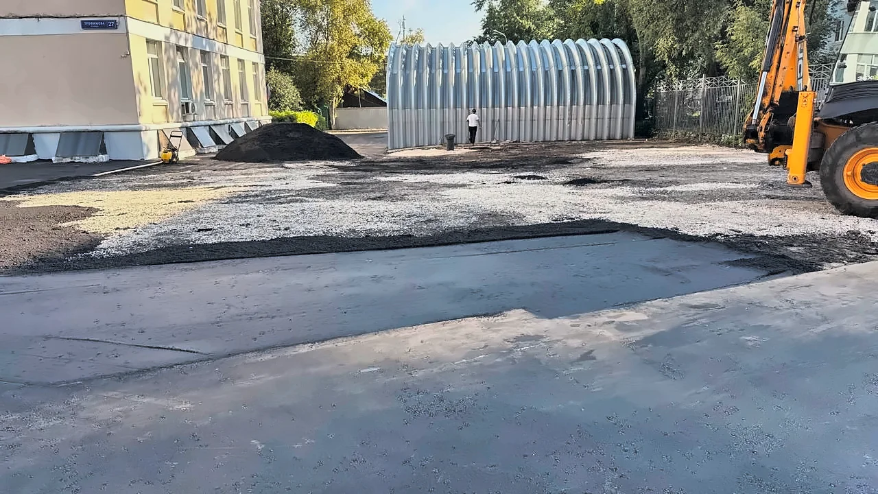 Укладка асфальта по щебёночному основанию на площадке у здания — ASFALT-MSK